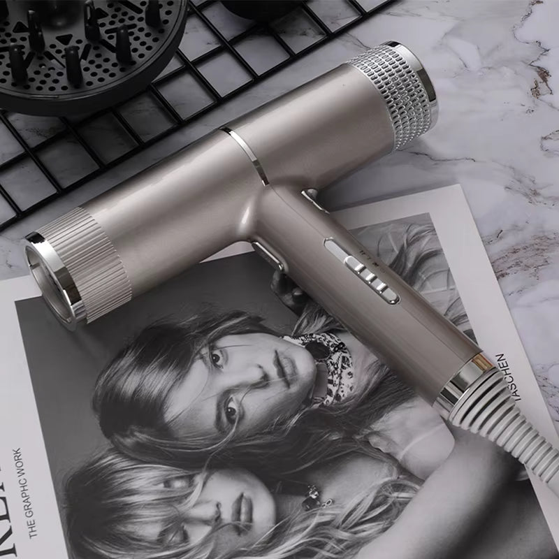 AeroDry T-Design Haartrockner in Champagner-Beige – stylischer High-Speed Föhn auf Magazin und Marmortisch, modernes Premium-Design