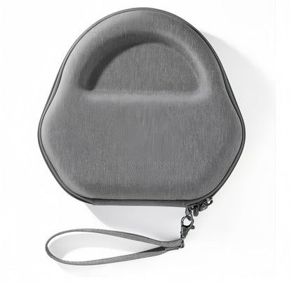 Geschlossenes graues Hardcase für AirPods Max mit Trageschlaufe auf weißem Hintergrund.