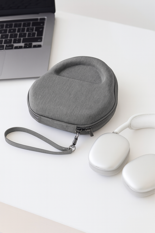 AirPods Max Hardcase auf weißem Schreibtisch neben MacBook und weißen AirPods Max, minimalistisches und modernes Arbeitssetup