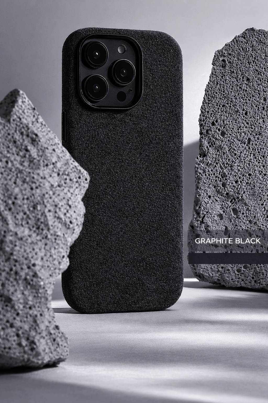 AlcantaraCase™ MagSafe Handyhülle in Black mit Metall-Kamerarahmen und 360 Grad Rundumschutz aus Alcantara Material.