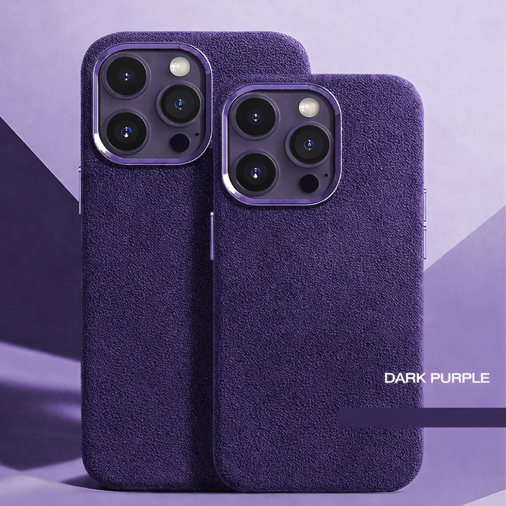 AlcantaraCase™ MagSafe Handyhülle in Mysterious Purple mit Metall-Kamerarahmen und samtiger Alcantara Oberfläche.