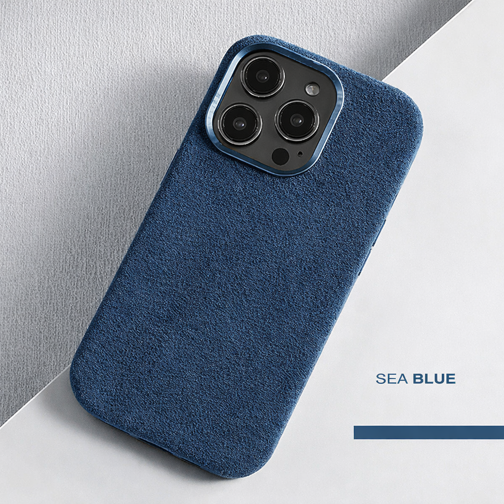 AlcantaraCase™ MagSafe Handyhülle in Sea Blue mit Metall-Kamerarahmen und samtiger Alcantara Oberfläche.
