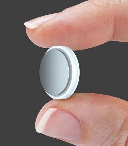 Ultrakompakter runder Bluetooth-Tracker zwischen zwei Fingern zur Demonstration der geringen Größe