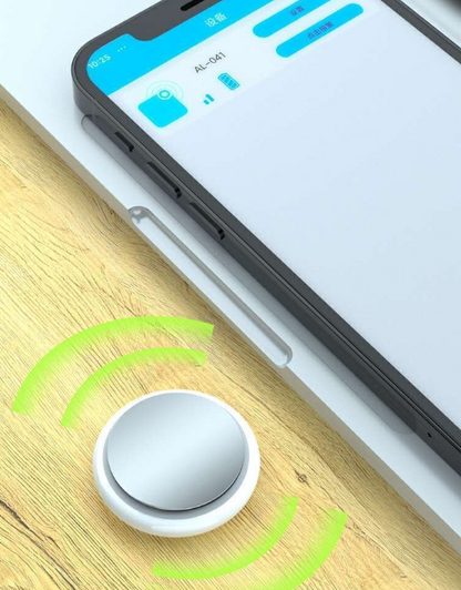 Bluetooth-Tracker im Einsatz neben einem Smartphone, zeigt Verbindung und Ortung über eine Tracking-App