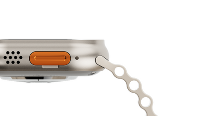 Seitliche Detailansicht der IconicTech Ultra AI³ Smartwatch mit orangefarbener Funktionstaste, integriertem Lautsprecher und beige perforiertem Armband