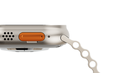 Seitliche Detailansicht der IconicTech Ultra AI³ Smartwatch mit orangefarbener Funktionstaste, integriertem Lautsprecher und beige perforiertem Armband