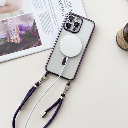 MagSafe ElectroFrame iPhone Hülle in Lila mit angeschlossenem MagSafe-Ladegerät und kurzem Trageband